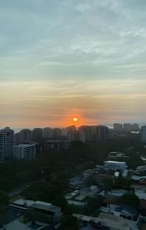 Flat com VISTA de CINEMA para Praia da BARRA da Tijuca - 5 min da PRAIA - Ar Condicionado, Portaria 24h, Wi-Fi 500 Mbps